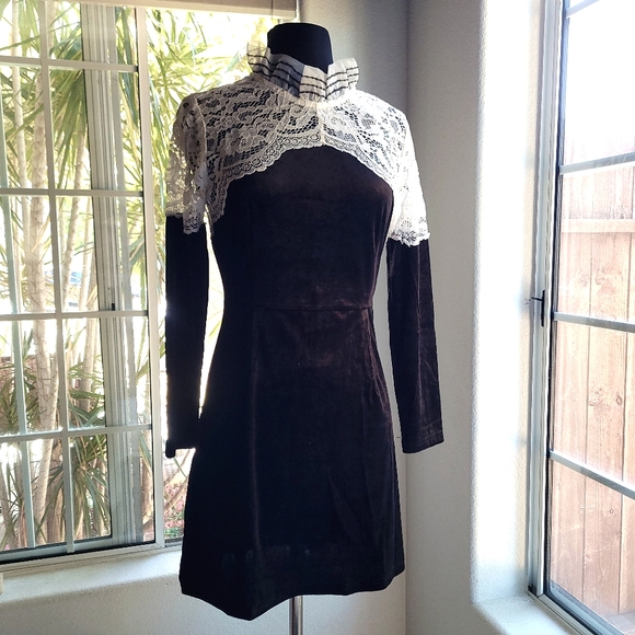 🍒NWT🍒 VICTORIAN RENAISSANCE VELVET DRESS - Picture 4 of 11